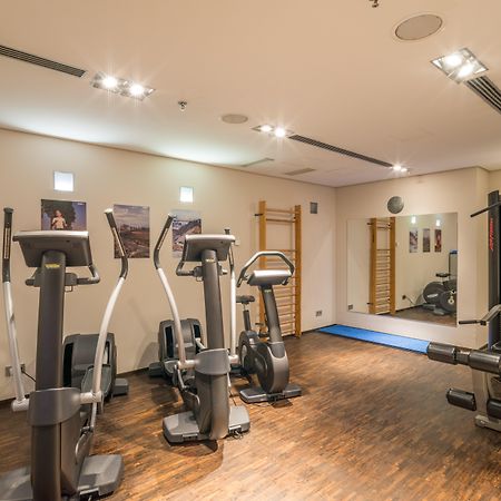 Radisson Collection Hotel, Berlino Esterno foto The gym at the hotel