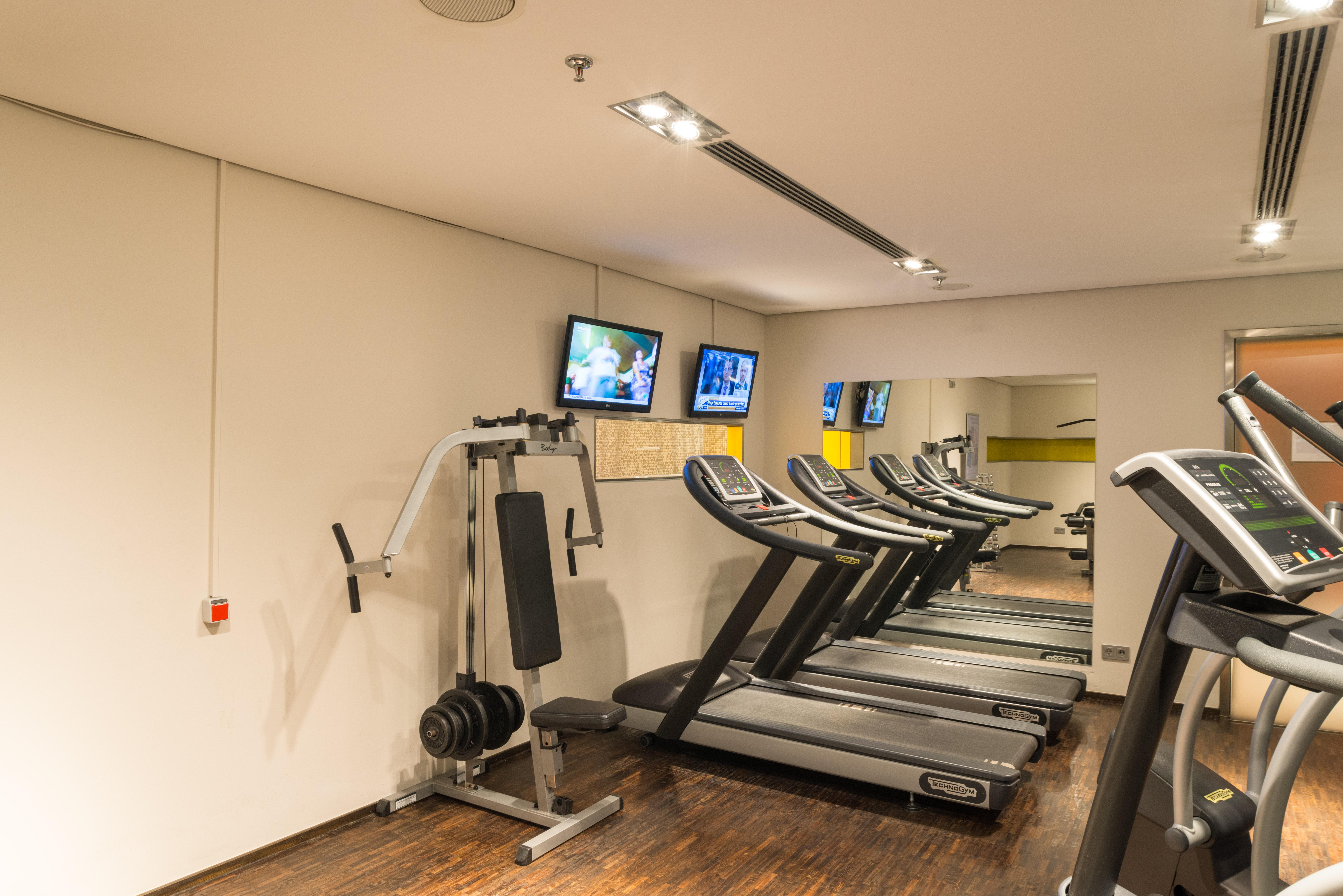 Radisson Collection Hotel, Berlino Esterno foto The gym at the hotel